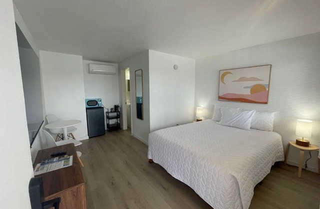 1 Queen Bed