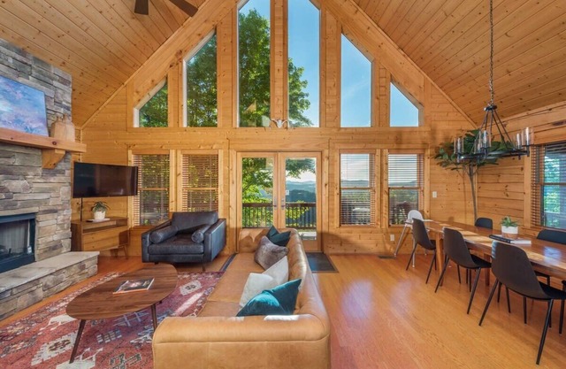 #1 Rated Cabin in Asheville~Views~HotTub~Game Room