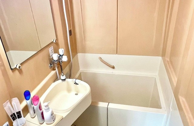 1 room apartment with 3beds.4 minutes walk from Okubo Sta.,2 mins to JR Shinjuku