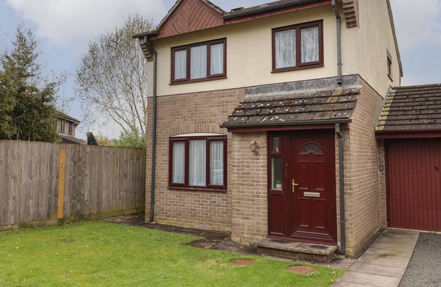 1 TAYLORS NEWTAKE, pet friendly, with a garden in Newton Abbot