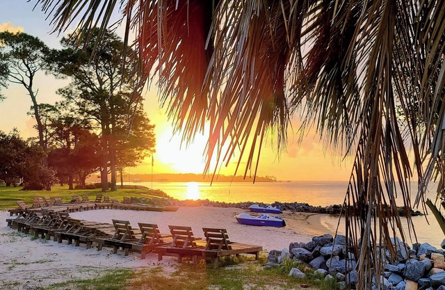 10 Bedroom Waterfront Beauty! Great Family Fun! Book Now!