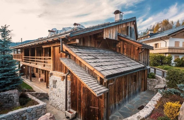 10 LUXURY CHALET WITH SAUNA, GYM AND PRIVATE GARDEN IN THE HEART OF CORTINA