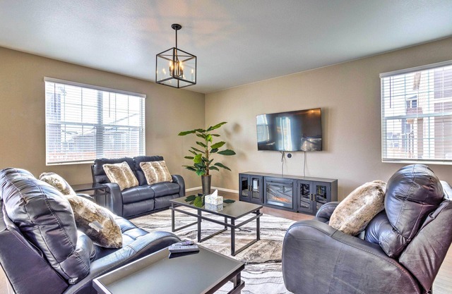 10 Mi to DIA: Spacious Aurora House w/Yard!
