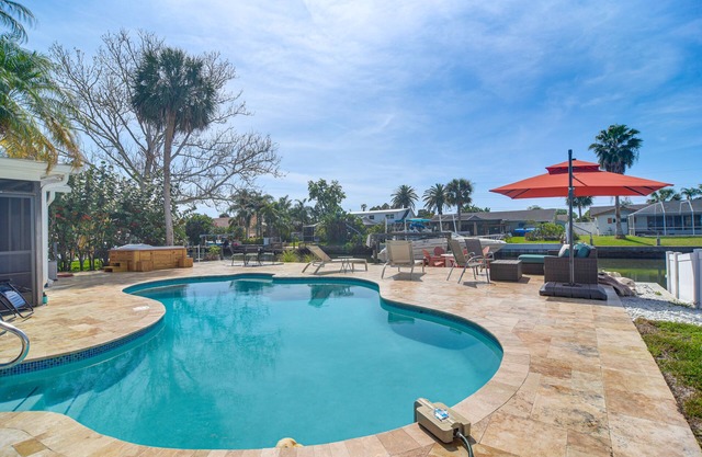 10 Mi to Dtwn: Waterfront Home in Tampa w/Hot Tub