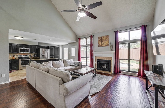 10 Mi to Lake Lewisville: Carrollton Home w/Pool