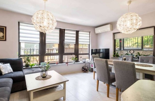 10 min beach! Family size 1 BD with garden