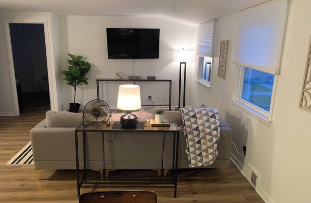 10 min from Clev Clinic 1 bedroom, full bath in S. Euclid upper level of duplex