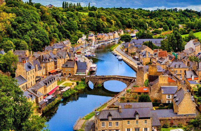 10 min from Dinan, large renovated house with garden, 4 bedrooms, 3 bathrooms