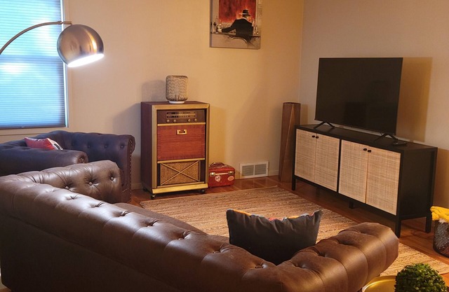 10 min from Downtown Lincoln! Attractive & Modern. Lots of space & toddler trim.