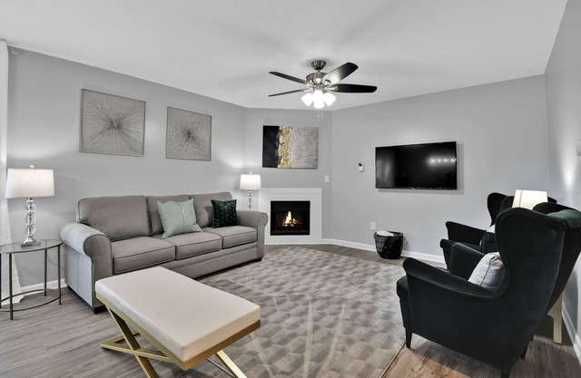 ✅10 min➡️Plaza✅Corner Lot✅Reserved Parking✅Blazing WiFi✅BBQ✅Yard+Patio✅