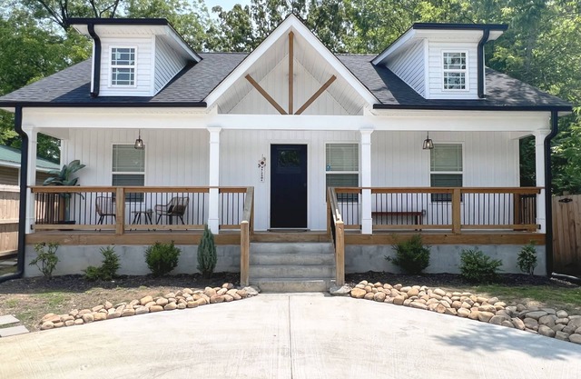 10 min to DT, family friendly, hot tub, arcade, sleeps 8, fully fenced yard.
