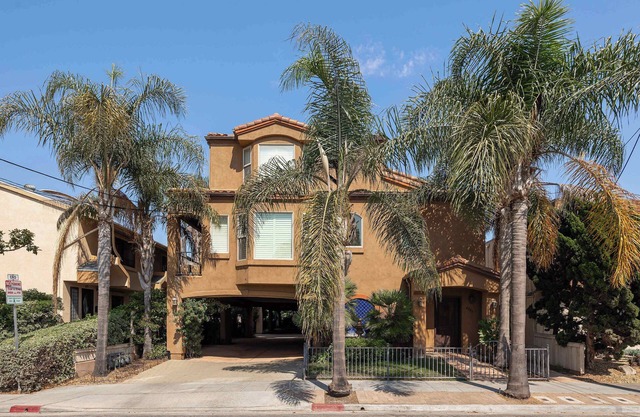 10 Min to the Zoo and Beach! | Tropical Townhome