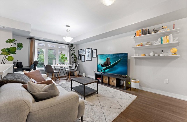 10 min YYZ and Yorkdale Mall | Townhouse w/ 2 Heated Parking Spots