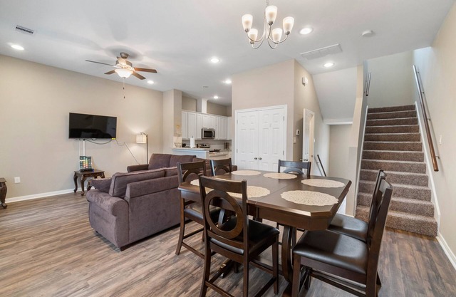 10 mins from IAH/King Bed - Spacious 2 Bedroom home - Unit B