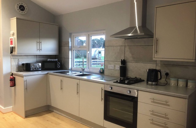 10 Mins to Bury St Edmunds, Lovely Adults-only Lodge on Kings Forest, West Stow