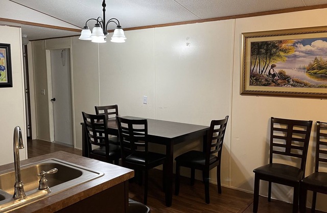 10 mins to Houston Premium Outlet, 17 mins to Prairie View A&M, Cozy mobile home