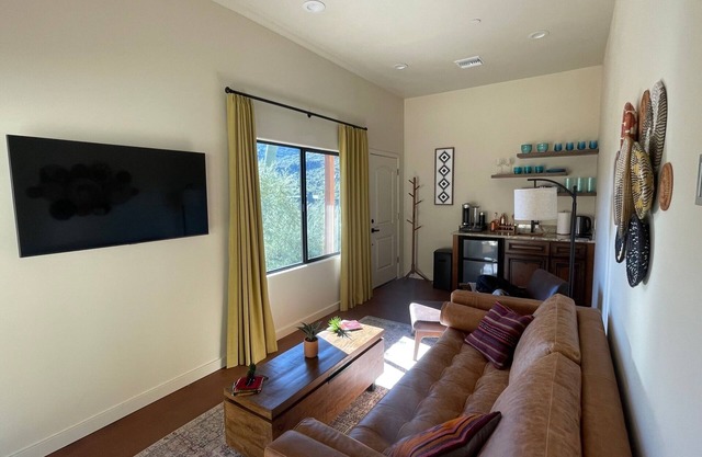 10 Minute Walk to Downtown Cave Creek Restaurants, Night Life and Shops