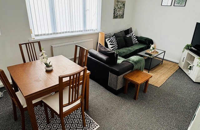10 minute walk to City Centre, spacious 4 Bedroom, 2 Bathroom & Free Parking! n