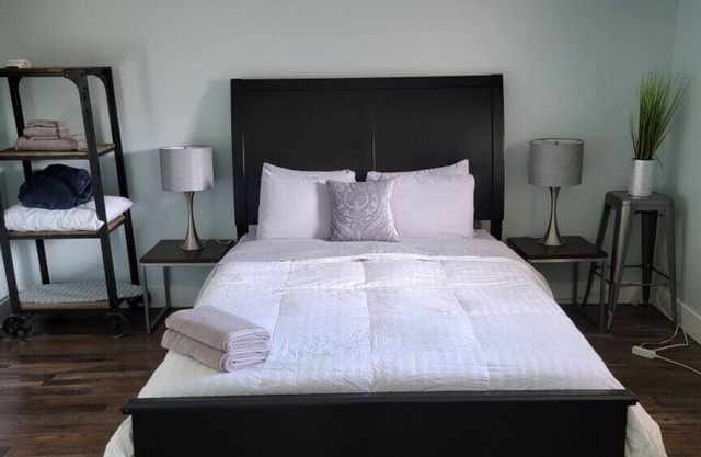 10 minute walk to restaurants & trails - Convenient Location - #4 Slumber Village