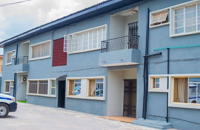 10 Minutes from the Airport! Family-sized 3 Bed Apartment