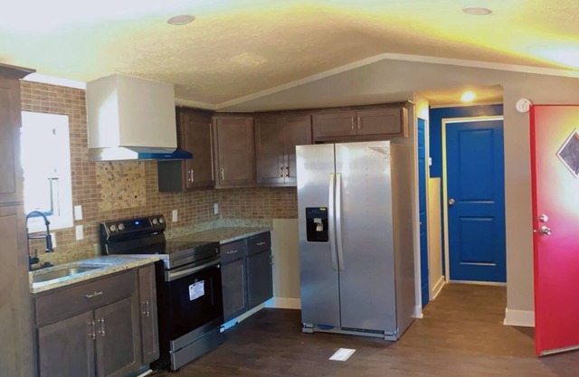 10 minutes from the downtown home of the madigras safe place , shopping center