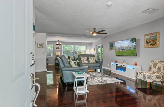10 Minutes to Beach, Dine and Shop!