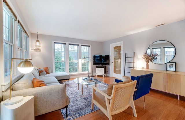 10 minutes to Downtown! Large urban cottage in the woods w/study in Mt Lookout