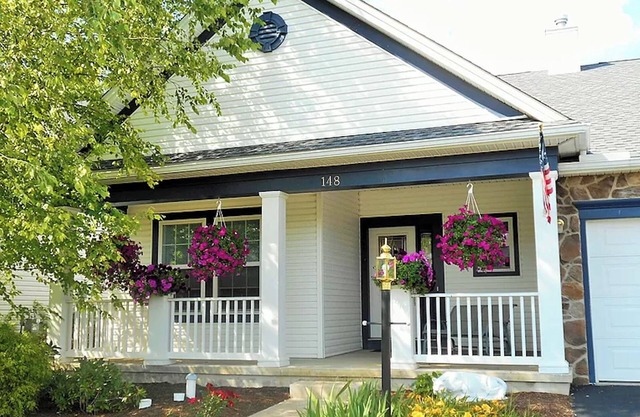 10 minutes to PSU! Luxury Linens, Walk to Winery, Playground & Pickleball