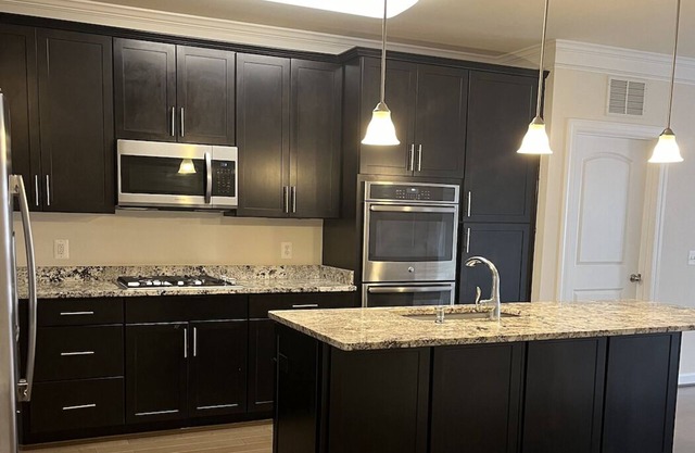 10 minutes to the IAD airport! Family sized condo with elevator & deck