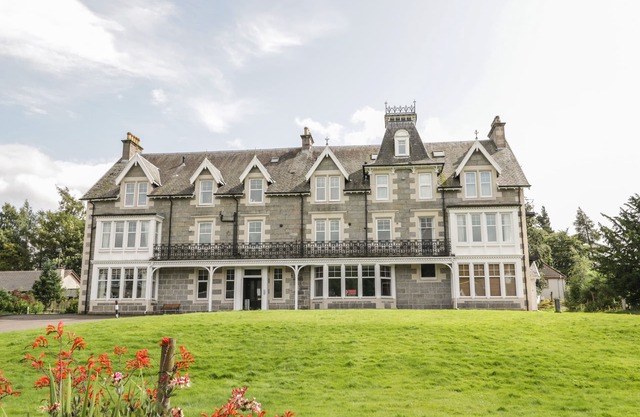 10 MONARCH COUNTRY APARTMENTS, with a garden in Newtonmore