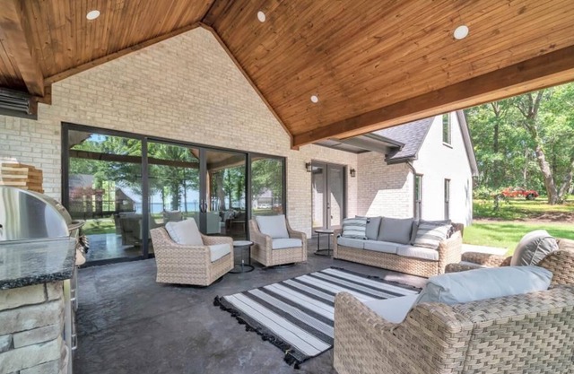 10% off 3 night stay! New! Beautiful Luxurious Lakeside Property!