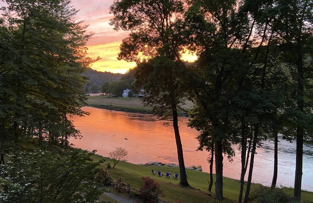 10 Star River Front Retreat - Water Sports, Hiking, Campfires by the River