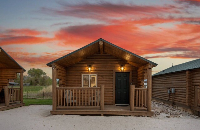 #10 Woodland Creature Cabin, Newly Remodeled! AC! New Beds! Sleeps 5