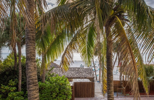 100 Steps to Siesta Key Beach! 2 Bed/2 Bath, Pool, Wifi!