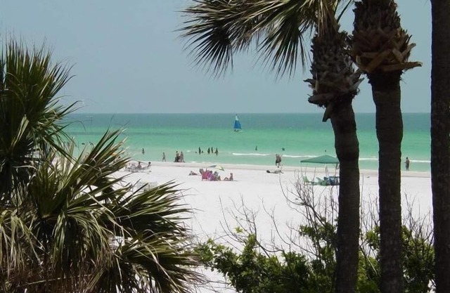 100 STEPS YOU'RE ON USA's #1 BEACH,RENTING SINCE 1998, SLEEP 6 IN BEDS