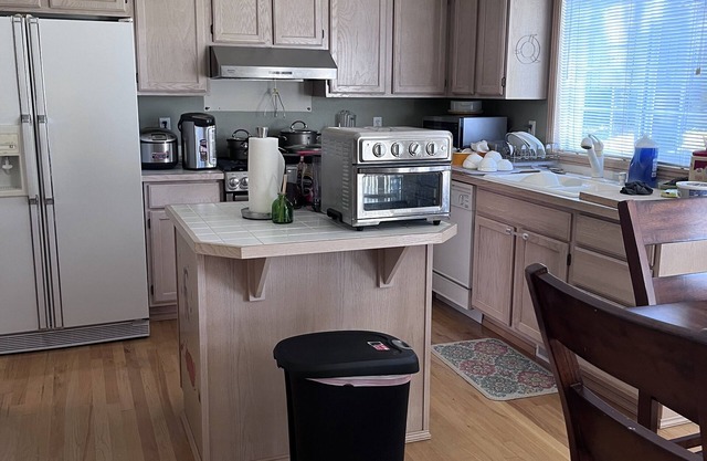 10427 se 202nd pl Kent 2600 sbr>4 bedrooms residential fully furnished