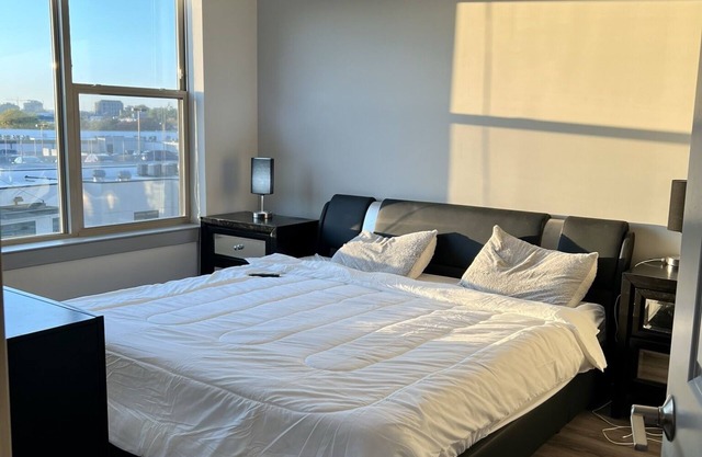 10min from capital one arena & downtown dc ! Such a convenient location to stay.