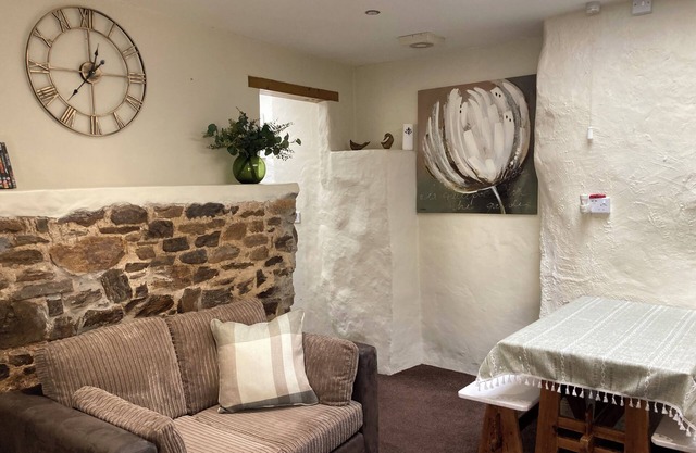 11.5 acre farm stay for whole family in 3 x cottages-sole use pool/hot tub/river