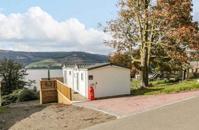 11 MANSION VIEW, pet friendly, with a garden in Kilcreggan