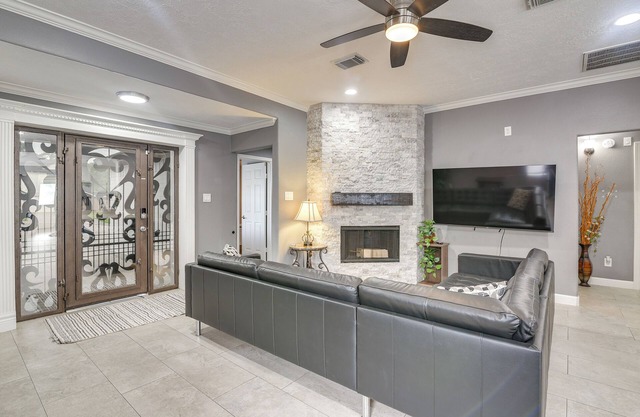 11 Mi to Dtwn: Family Home in Houston!