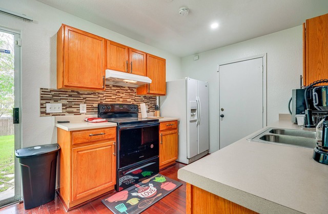 11 Mi to San Marcos: Charming Family Gem w/Yard