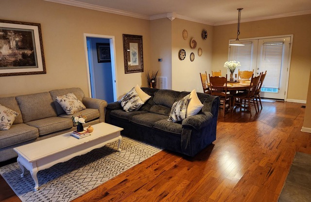 11. Spacious Lakeview home, King bed, minutes to downtown, shopping, boat ramps