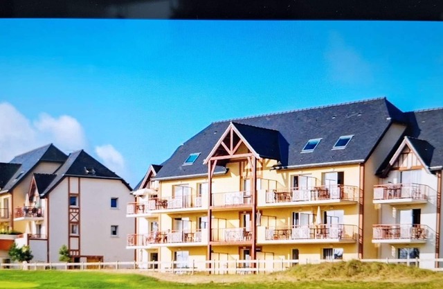 114 - 6-room duplex apartment with communal pool.