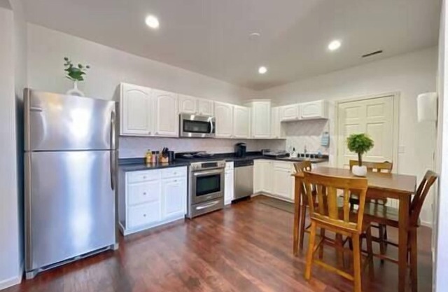 115#201 /Downtown Bliss /Sleeps 7 /free Parking