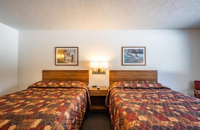 115 Two Queen Room with Woodland View studio