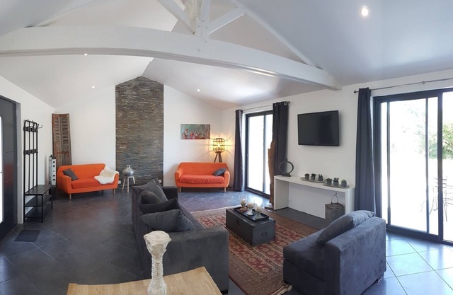115m2 HOUSE in the countryside and 5kms from the beach.