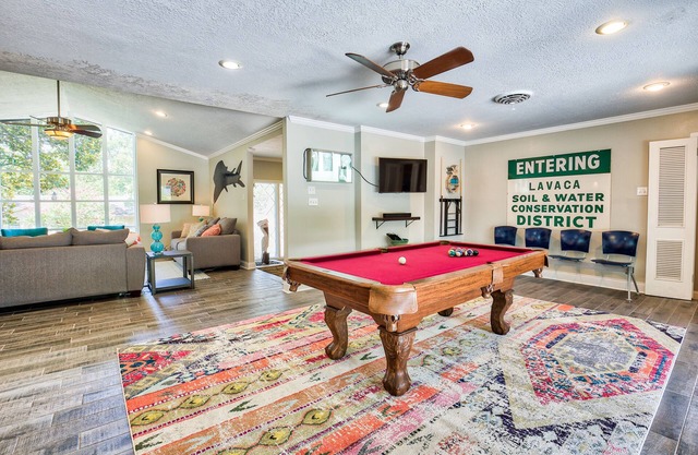 12 Armadillos Main St: 2 Houses/Steps to Dwtn/Sleeps 18/Fun outdoor space!