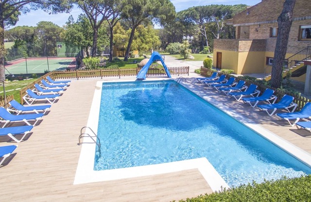 12 bedrooms Mansion|Tennis court & Large Pool |Games room, BBQ, near Beaches.