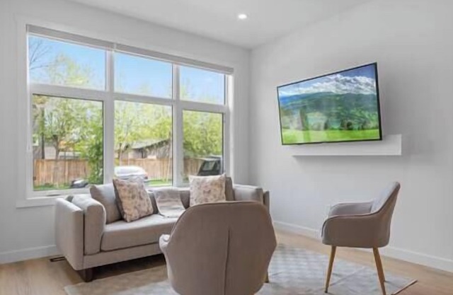 12 Guests | 2 King Beds | Ping Pong| 6 BR| Garage