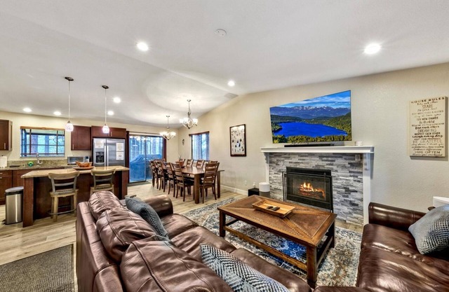 12 Guests+Kids, 13 Beds, Private Hot Tub, Fully Remodeled, Pool Table, Pet Friendly, A/C